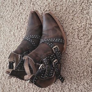 Freebird Wasp size 8 brown/black studded booties